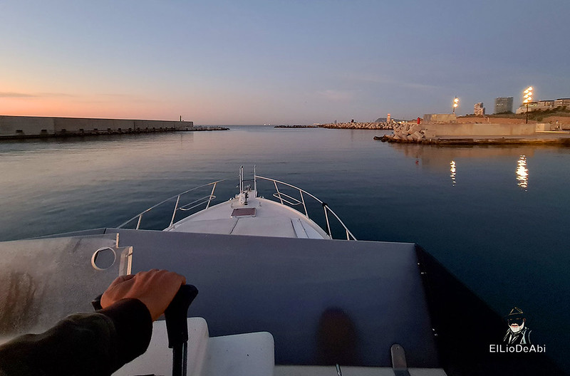 Viendo amanecer en el mar de Barcelona con Boat Experience (3)