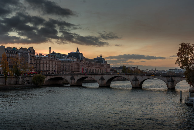 Coucher de soleil sur la Seine, le pont royal et le musée d'Orsay à Paris, France