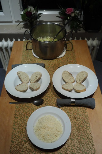 Italienische Wirsingsuppe mit Brot und Parmesan (Tischbild)