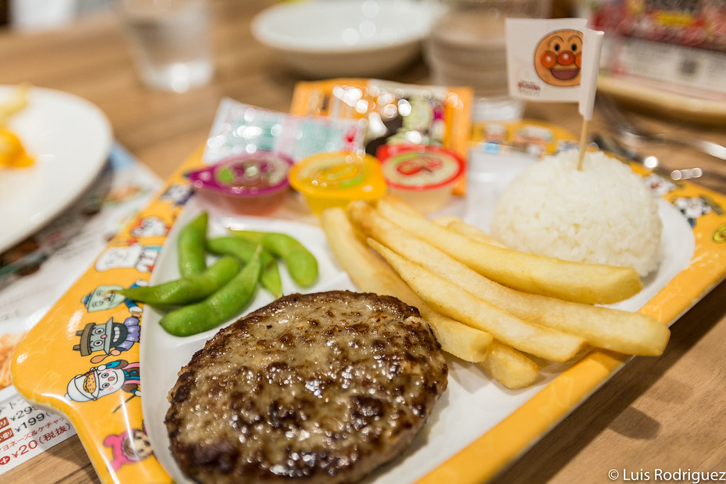 Men&uacute; infantil de un family restaurant con hamburguesa (de estilo convencional pero sin pan)