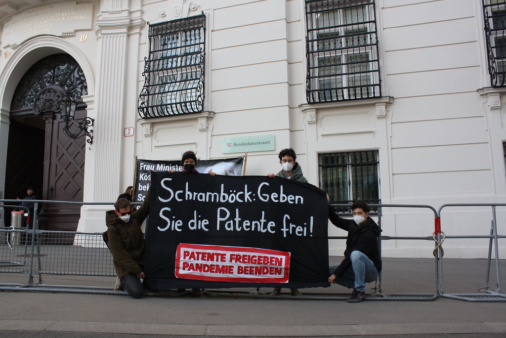 Patente freigeben - Pandemie beenden vor den Bundeskanzleramt