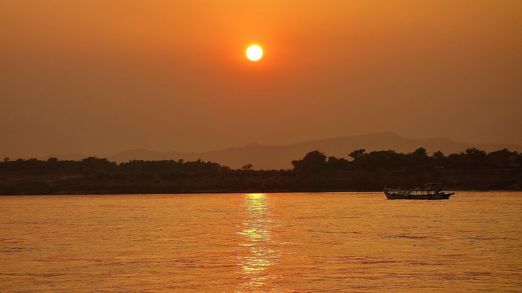 MYANMAR, Burma,  Bootsfahrt auf dem Irrawaddy bei Bagan,  /Sonnenuntergang, 78519/20170