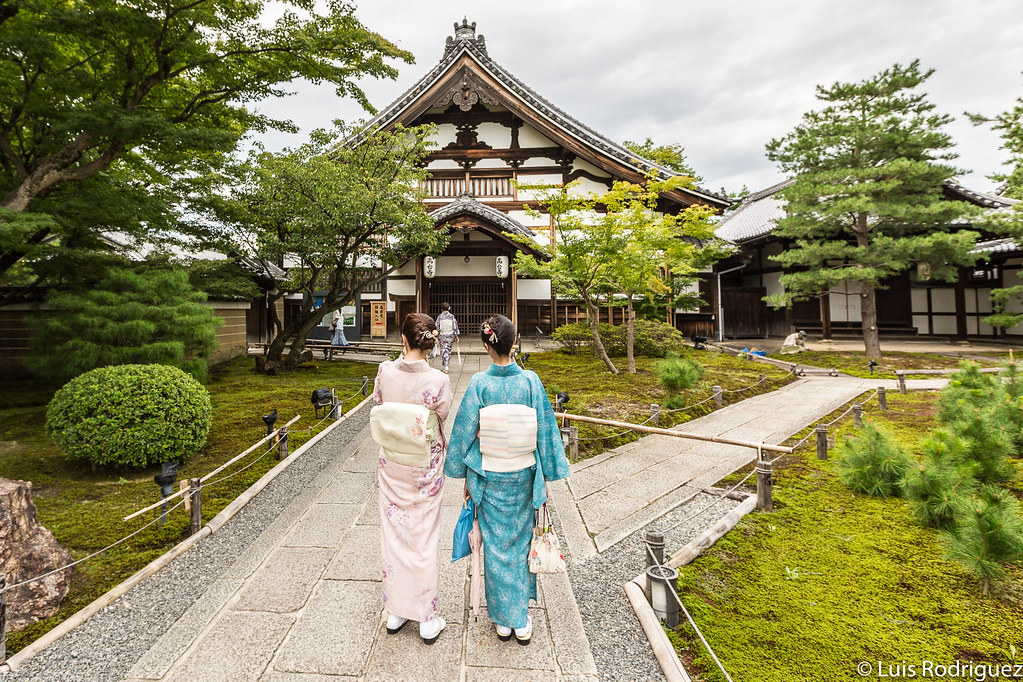 Mujeres en kimono en el templo Kodaiji