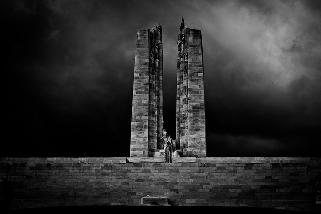 Le Mémorial national du Canada à Vimy sous l'orage / The Canadian National Vimy Memorial under a thunderstorm