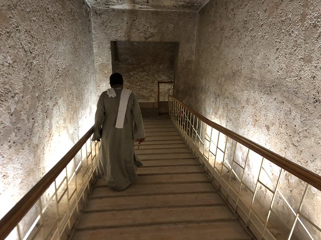 Accediendo a la Cámara Real de Akhenatón en Amarna (Egipto)