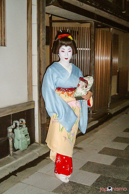 Geiko Kikumaru con un obi-age que sobresale poco del obi