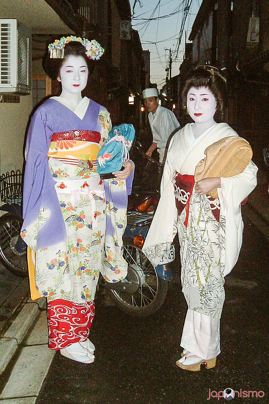 Maiko Terukoma y geiko Ichisuzu (Gion, Kioto)