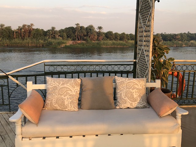 Sofá de la popa de la dahabeya con la que viajamos por el Nilo
