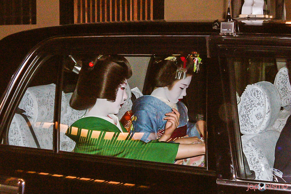 Geiko Kokimi (con peluca) y maiko Kogiku (peinado hecho con su pelo natural) en un taxi