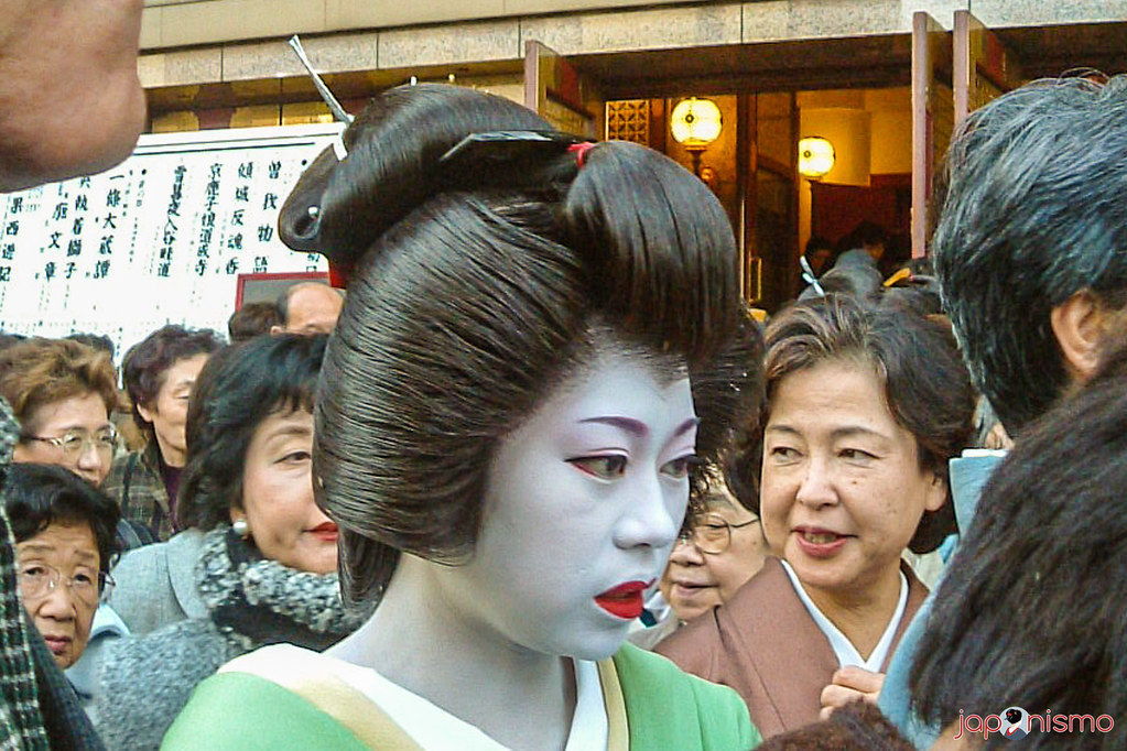 Geiko Teruhina (de Gion Kobu) en el Kaomise con peluca taka-shimada