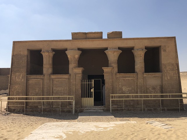 Fachada principal de la tumba de Petosiris en Tuna el Gebel en Egipto