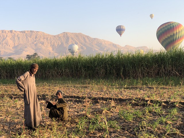Campesinos en Luxor (Globos aerostáticos detrás)