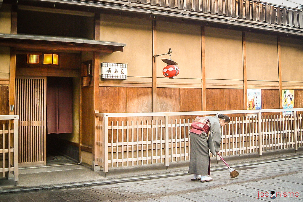 Okasan limpiando en la calle Hanamikoji, en el corazón de Gion