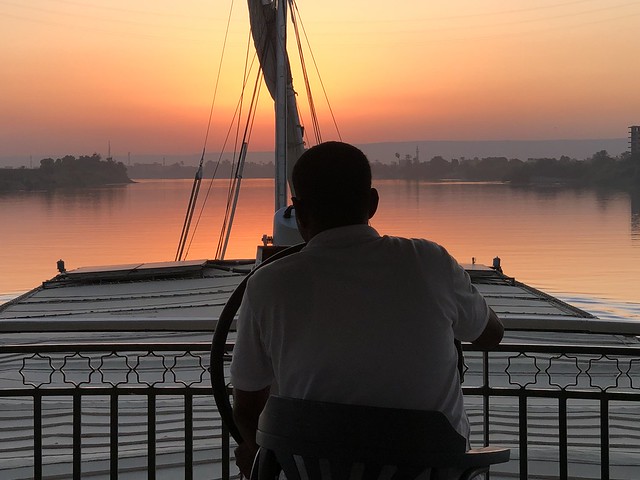Atardecer en la dahabeya navegando por el río Nilo (Egipto)