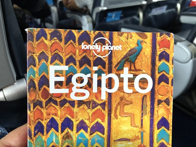 Con la guía de Egipto en el avión a El Cairo