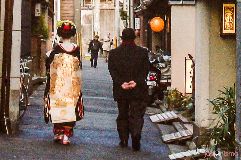 Maiko Kanako y cliente paseando por Gion