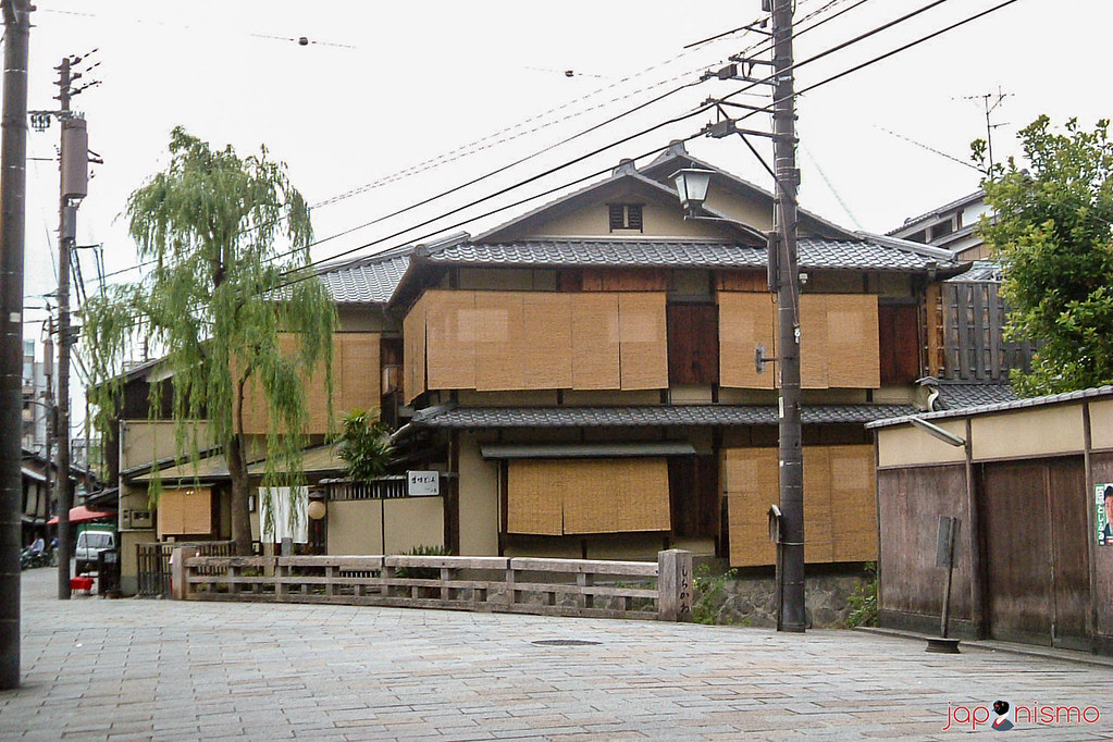 La zona de Shirakawa, en pleno barrio de Gion, aparece en múltiples ocasiones en la serie