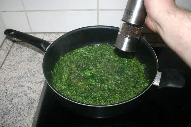 10 - Bring cream spinach to a boil  & season / Rahmspinat aufkochen lassen & würzen