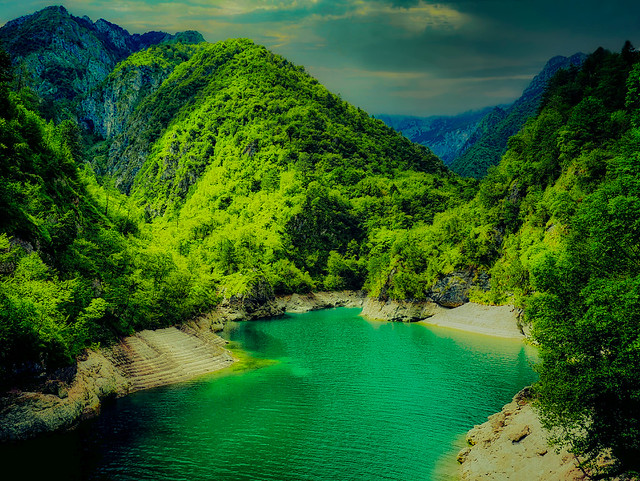 Turqoise mountain lake