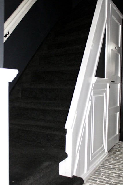 Witte dichte trap met zwart tapijt