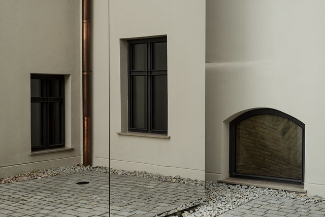 Courtyard of mirrored surfaces in Bokšto Street, 1