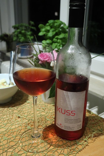 "Kuss" (= Fruchttischwein aus Äpfeln von Rhöner Streuobstwiesen sowie Johannisbeeren)