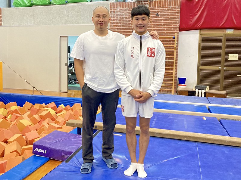 競技體操選手唐嘉鴻（右）與教練翁士航。圖／楊紫葳攝