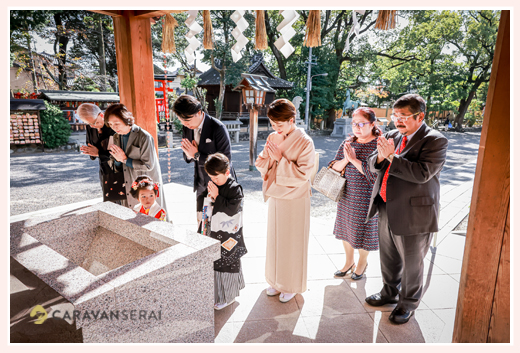 川原神社で七五三　家族・親族全員で神さまに手を合わせる