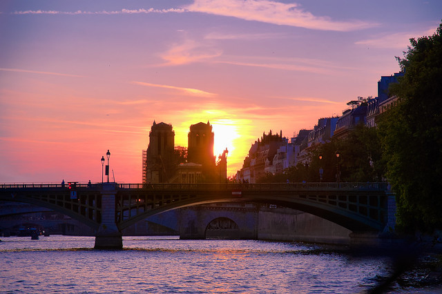 Notre Dame de Paris dans le soleil le soir venu [⭐️ Explore 16 November 2021]