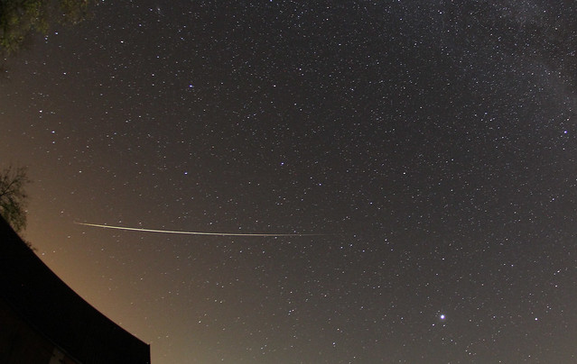 Fényes és hosszú sporadikus meteor (Pető Zsolt felvétele)