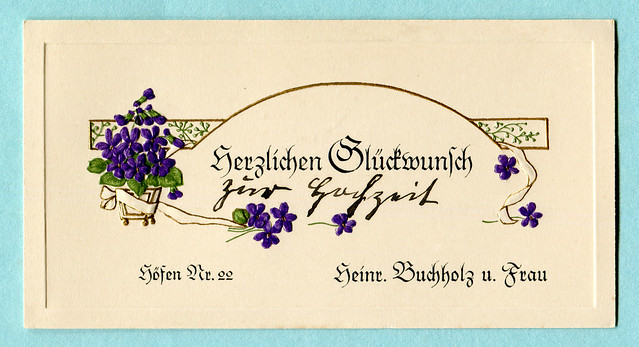 Glückwunschkarte mit Veilchen in einem Blumentopf