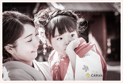 七五三詣り　ママに抱っこされる3才の女の子