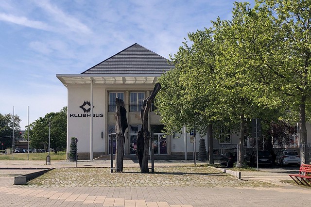 Ludwigsfelde: Klubhaus und Skulptur Stundeneiche