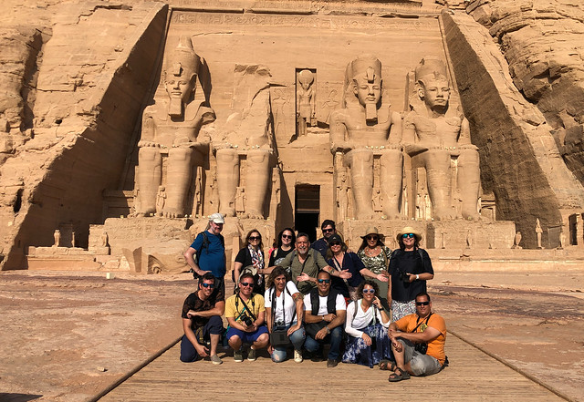 El grupo de viajeros a Egipto en el complejo arqueológico de Abu Simbel (Egipto)
