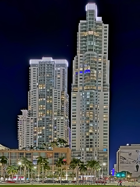 Vizcayne, 253 Northeast 2nd Street, Miami, Florida, USA / Built: 2008 /Architect: Fullerton-Diaz Architects, Inc. / Floors: 49 / Height: 538 ft / Developer: Cabi Developers / Building Usage: Residential Condominium