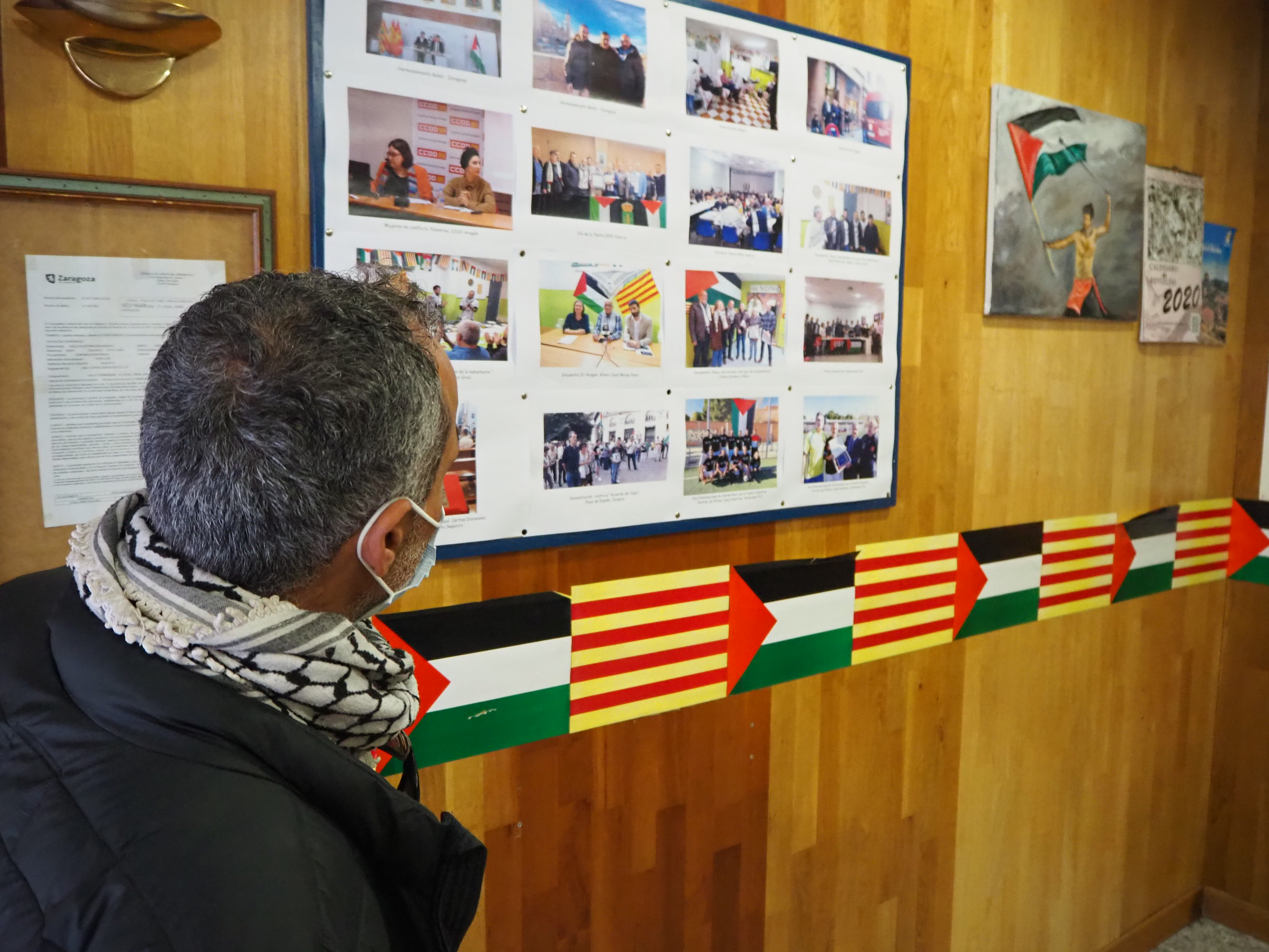 Ibrahim mostrando fotografías realizadas en las actividades de Casa Palestina