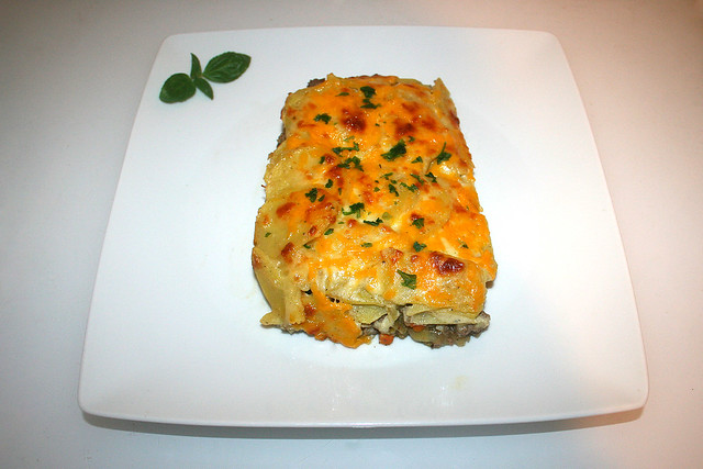 37 - Ground beef potato gratin - Served / Hackfleisch-Kartoffelgratin - Serviert