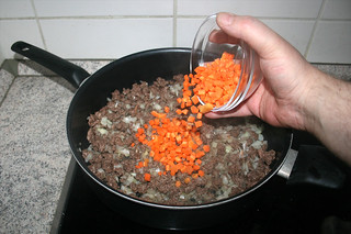 14 - Add diced carrots to pan / Gewürfelte Möhren in Pfanne geben