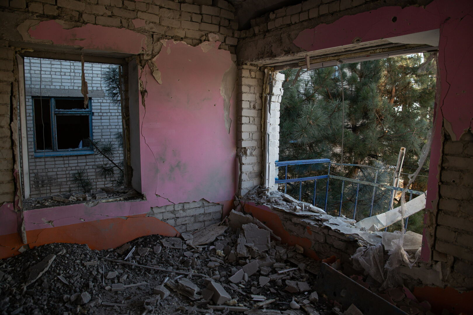 Dégâts au bâtiment de l'école bombardée par l'armée ukrainienne