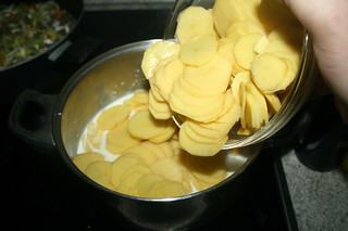 18 - Put potato slices in pot / Kartoffelscheiben in Topf geben
