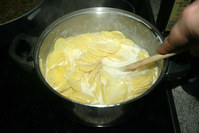 27 - Stir potato slices from time to time / Kartoffelscheiben zwischendurch umrühren
