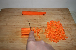 04 - Dice carrots / Möhren würfeln