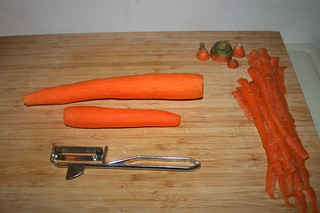 03 - Peel carrots / Möhren schälen