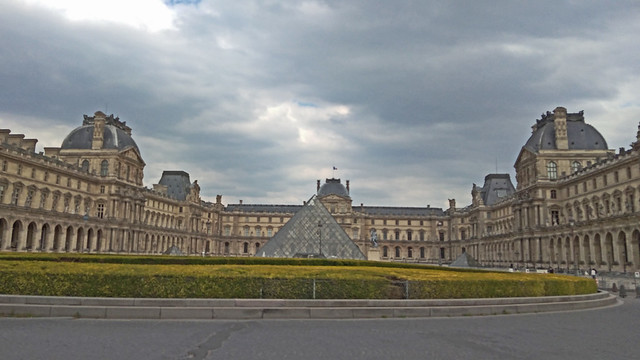 2021.04.30.141 PARIS - Le Louvre et la pyramide de Pey