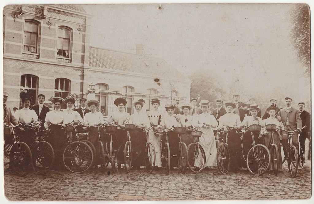 Fotokaart - Groep fietsers voor station (Poststempel 1908)