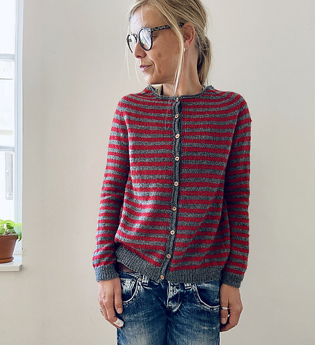 Are you still craving stripes? This is DAA (don’t ask again) by Isabell Kraemer! It is the light version of the Don’t Ask Cardigan. Stripe it or knit it plain.