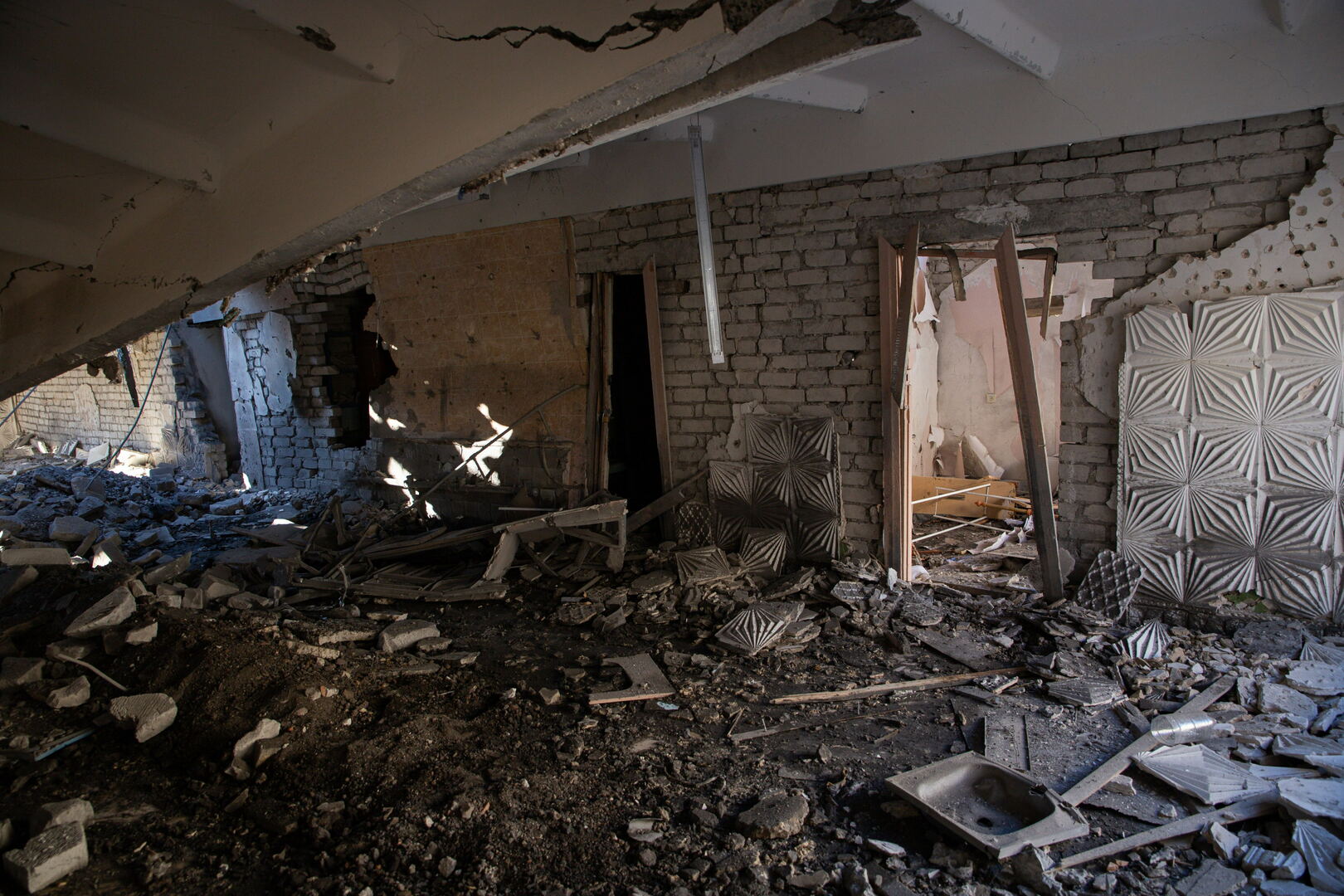 Bâtiment de l'école endommagée par le bombardement de l'armée ukrainienne