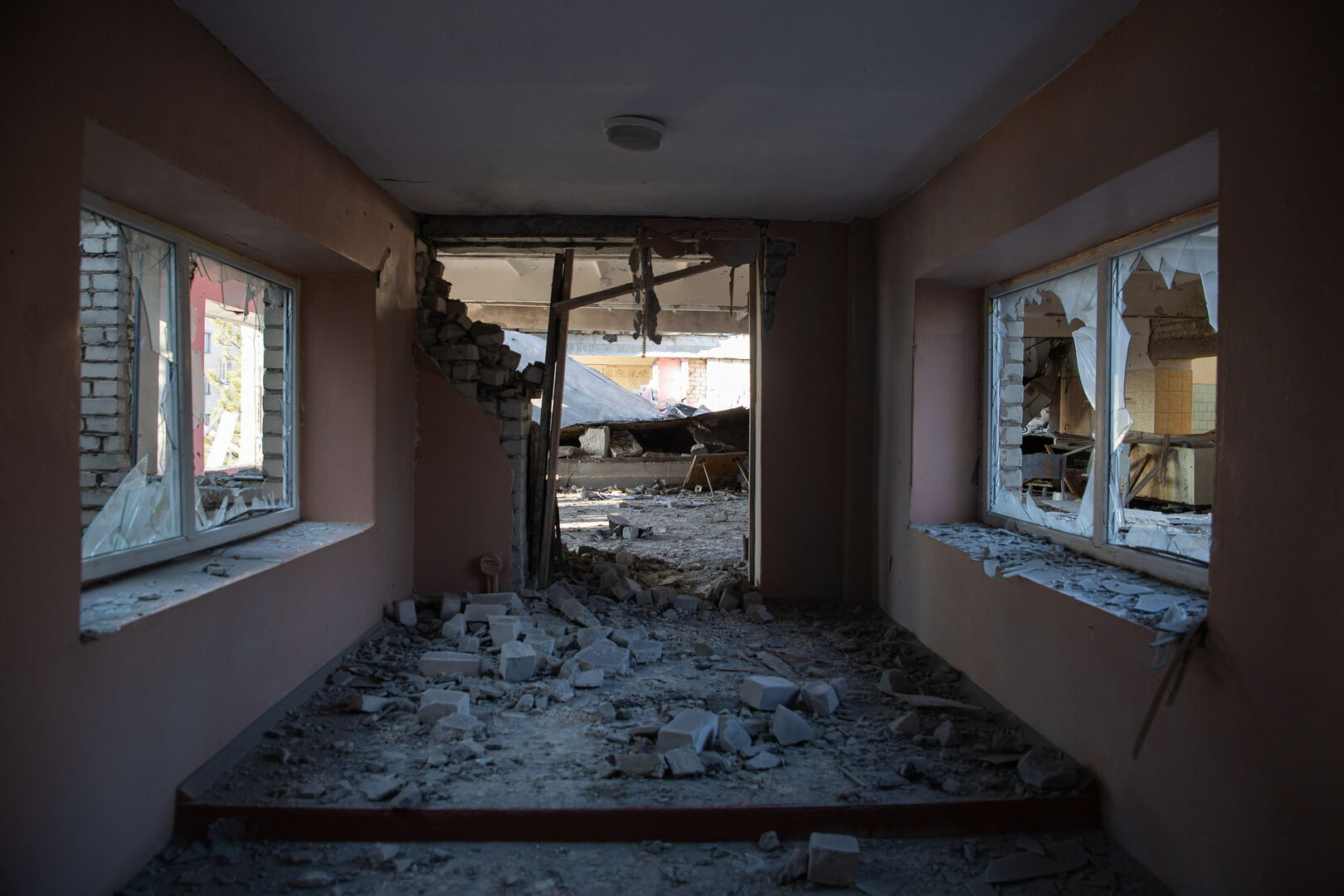 Vue d'un des couloirs de l'école bombardée par l'armée ukrainienne