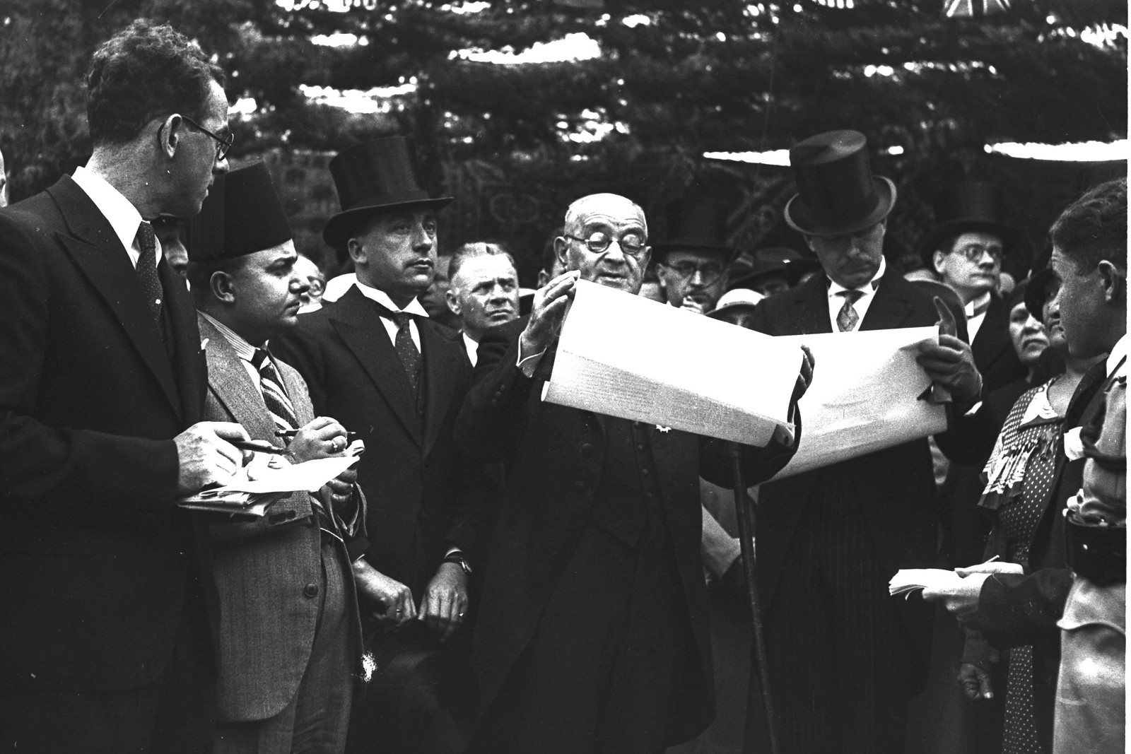 1935. Церемония открытия улицы «Кинг Джордж» в Тель-Авиве. На фото мэр Меир Дизенгоф выступает с речью