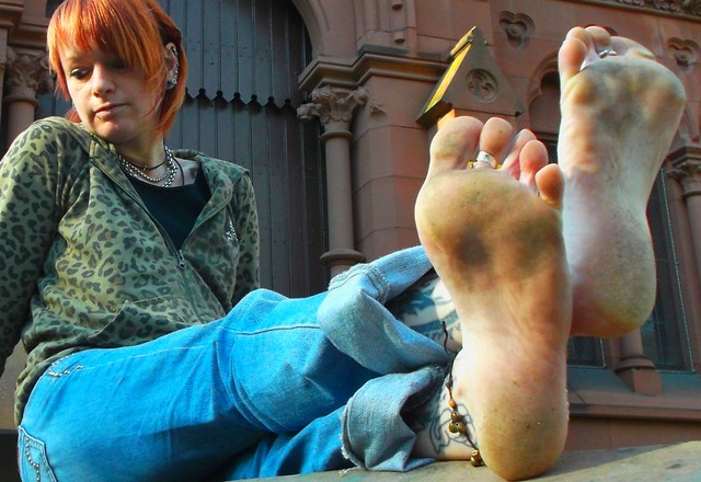 Barfuß Hippie Girl Frau barfuss laufen dirty Feet foot Barefoot dirty soles women